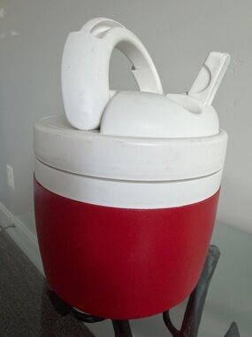 Vintage Igloo Elite 1/2 Gallon Insulated Water Jug Red & White. Pre-Owned